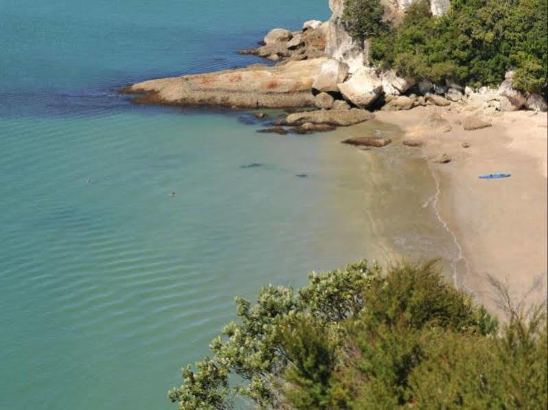 970 Lonely Bay Lodge Cooks Beach Exterior foto